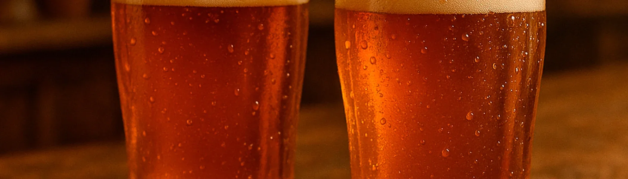 Dos copas de cerveza en una barra